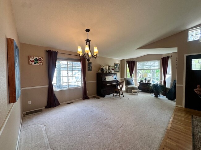 Building Photo - 3 Bedroom 3 Bath - Arapahoe Ridge Erie!