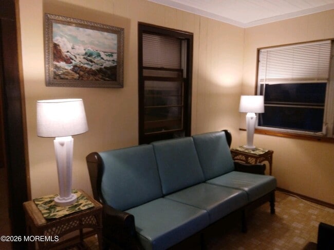 Building Photo - 10 Lake St