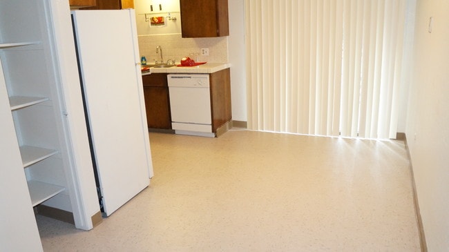 Building Photo - Welcome to Cameron Park Apartments || Your Fresno Oasis Awaits