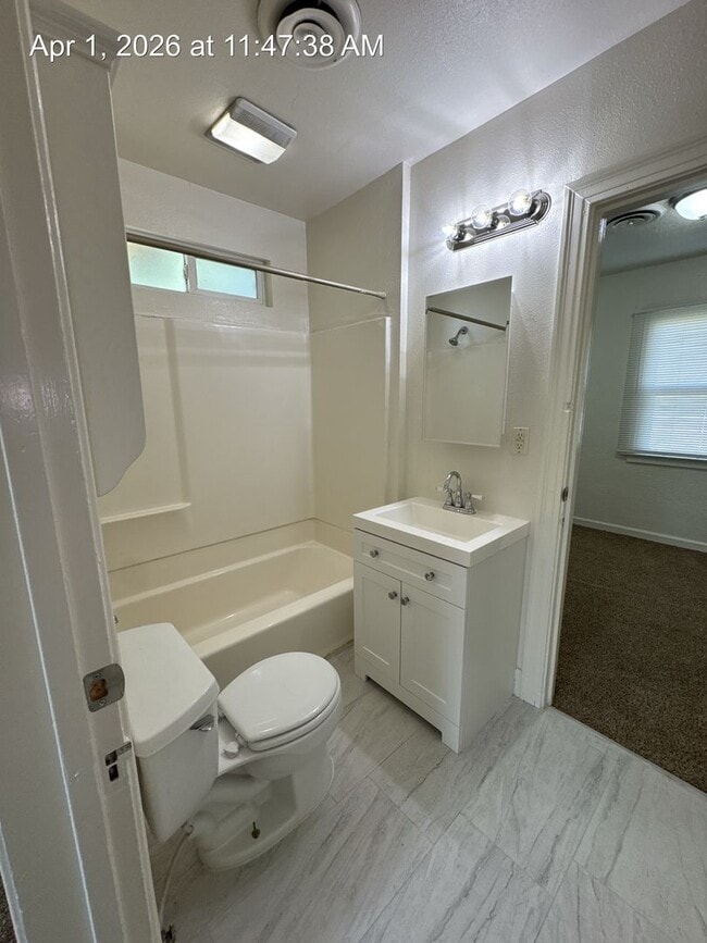 Building Photo - Country Home located in Tulare Available Now!!