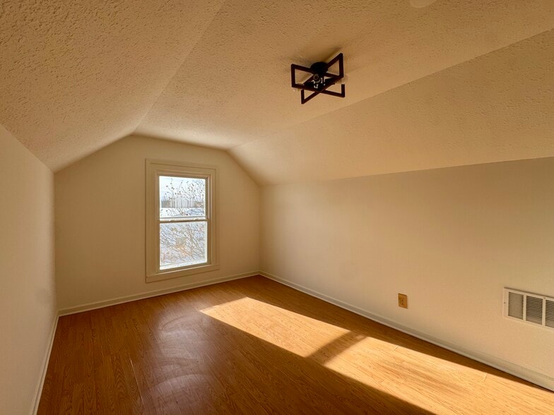 Building Photo - 1802 Perry Hwy