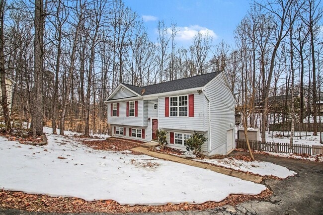 Building Photo - AVAILABLE NOW-3 Bedroom Split foyer in Stafford