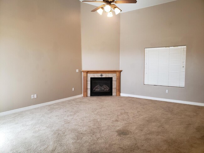 Building Photo - Beautiful 4 bed 2 bath home with 3 car gar...
