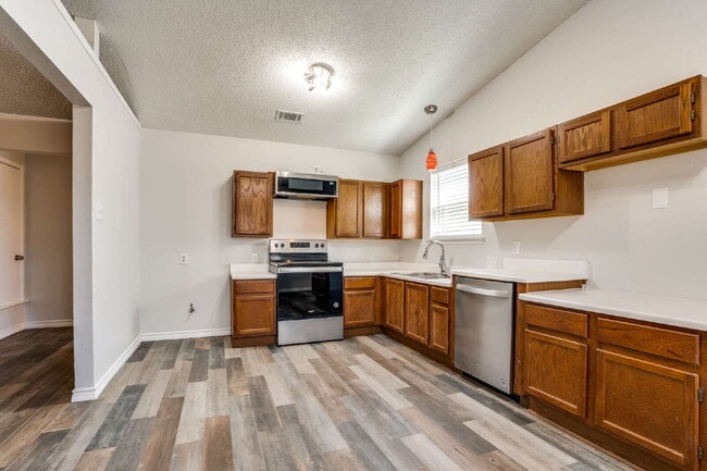 Building Photo - Beautiful Mansfield Home!