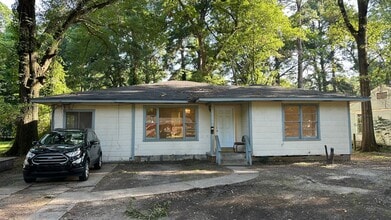 Building Photo - Cute 4 Bedroom Home!