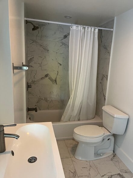 Bthroom - 3949 Los Feliz Blvd