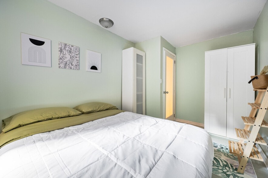 Building Photo - 252 E 33rd St