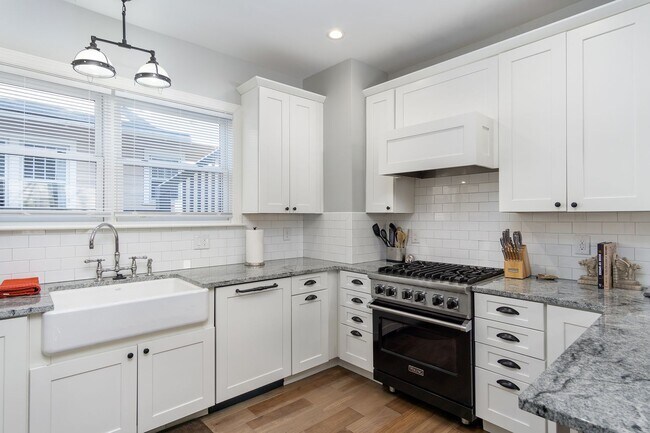 Building Photo - Montford Furnished Rental