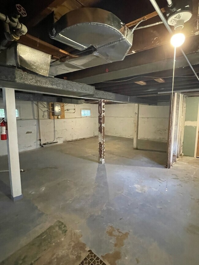 Building Photo - 1009 S Riverside Dr