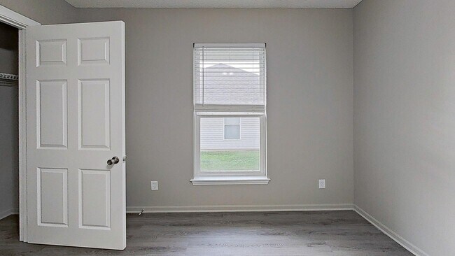 Building Photo - Oak Grove 2 Bedroom 1 1/2 Bath Duplex