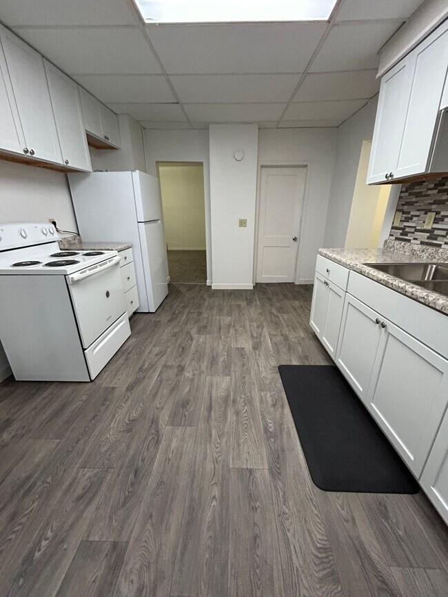 Building Photo - 3 Bedroom 2 Bathroom Apartment Near Gundersen