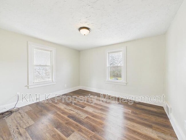 Building Photo - 575 Fernwood Dr