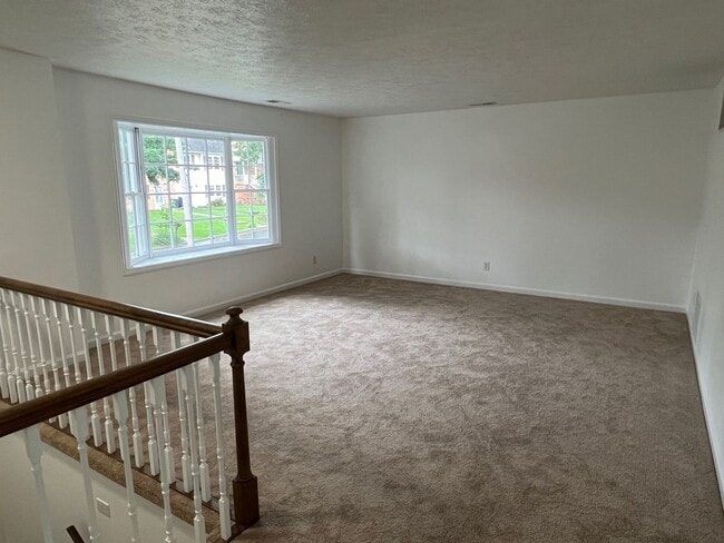 Building Photo - Spacious 3 Level Townhome with New Floorin...