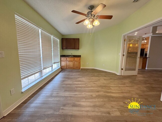 Building Photo - Stunning 4-Bedroom Home in Desirable Holle...