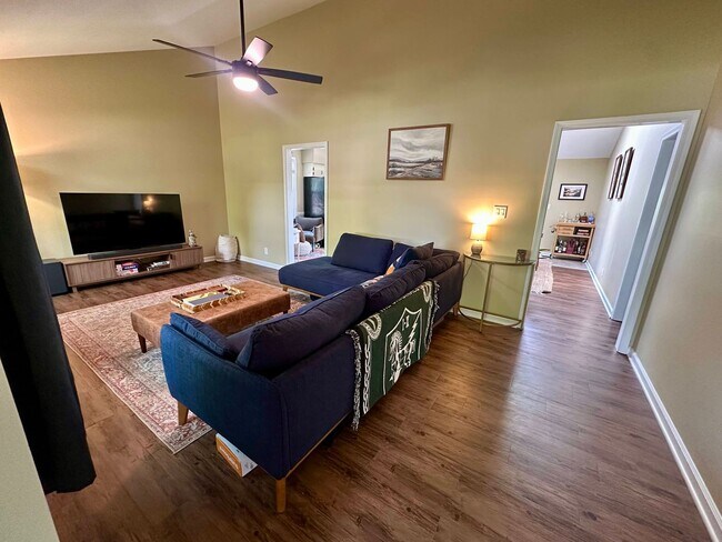 Building Photo - 1205 Woodbridge Dr