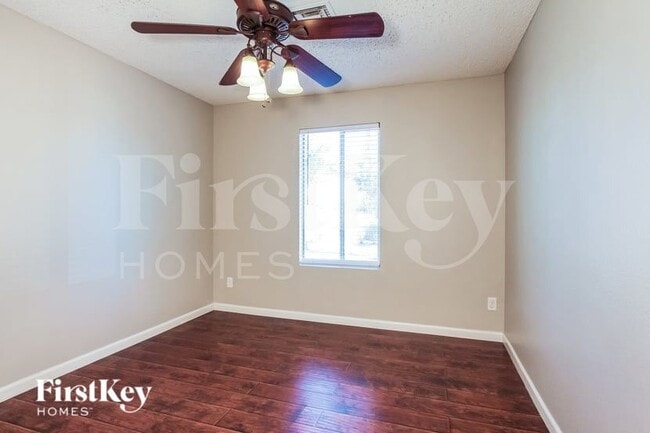 Building Photo - 515 E Renee Dr