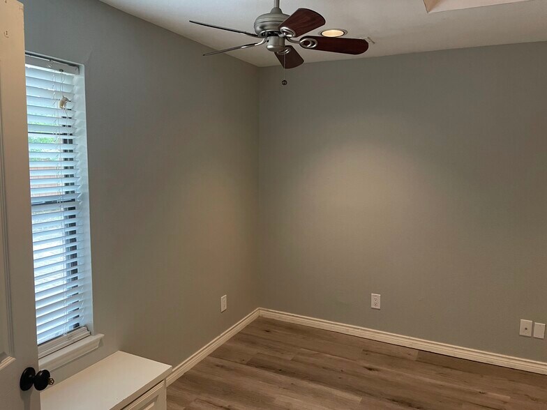Building Photo - 1504 Flintwood Dr