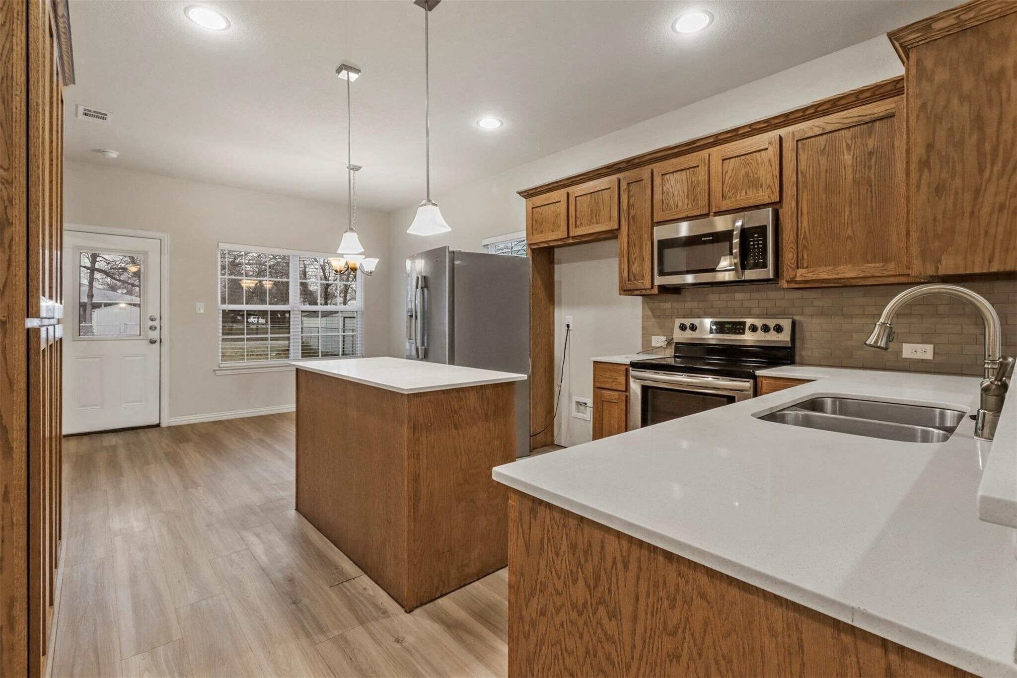 Building Photo - 731 W Morton St