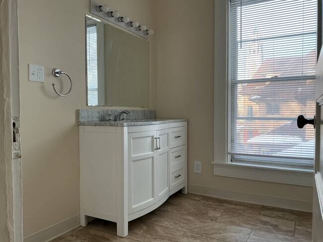 Building Photo - 30 Strathallen