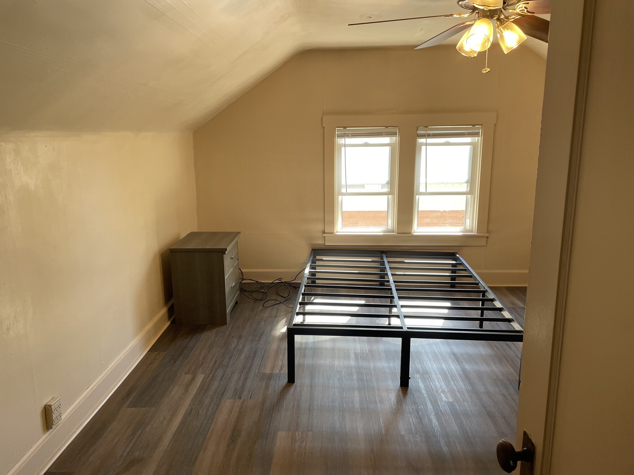 Attic Bedroom - 8 Park Pl