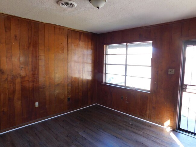 Building Photo - Hubbard Ave 2367-2369 (duplex) - AH