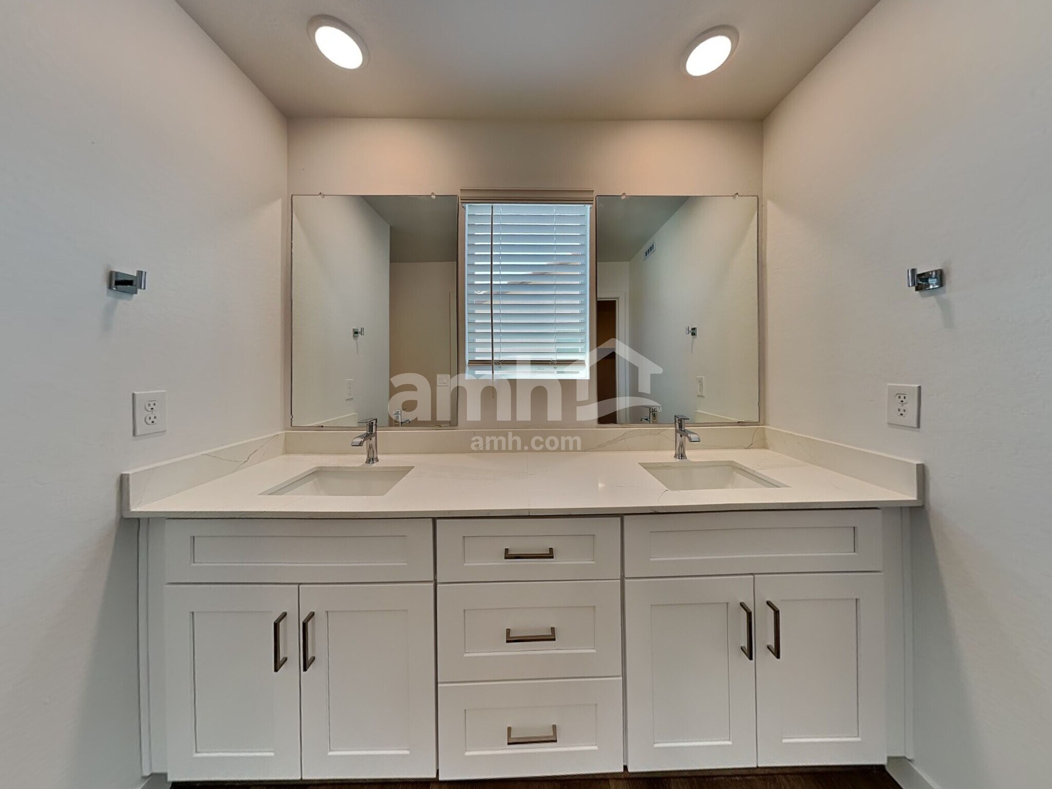 Building Photo - 18450 W El Cortez Pl