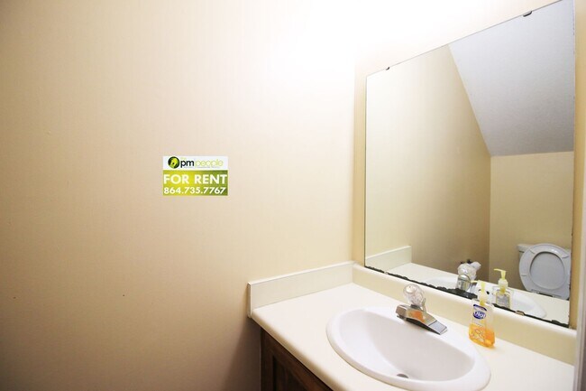 Building Photo - Convenient location