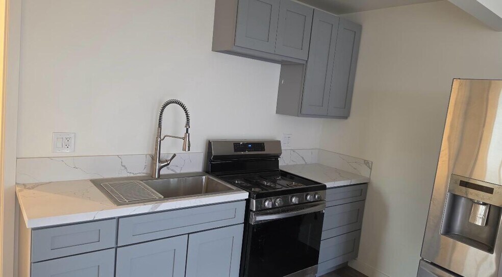 Building Photo - 5714 S Manhattan Pl
