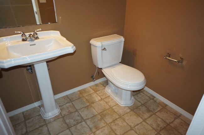 Building Photo - 4 bedroom Orenco Garden pet friendly house