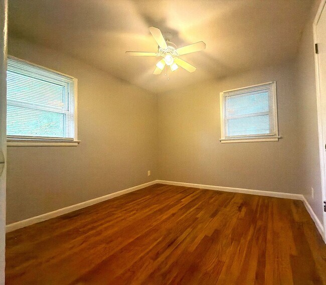 Building Photo - 3 bed 1 bath - Ferguson - park like back yard