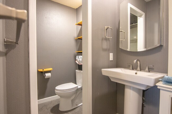 Building Photo - 7575 Chelsea Pl