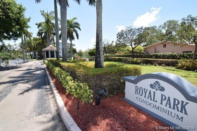 Building Photo - 120 Royal Pk Dr