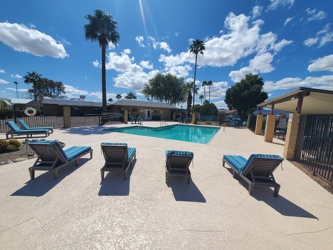 Building Photo - 4100 N Romero Rd