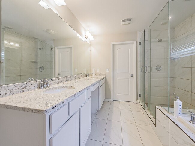 Building Photo - AVAILABLE NOW! Stunning 5-Bedroom Home in ...