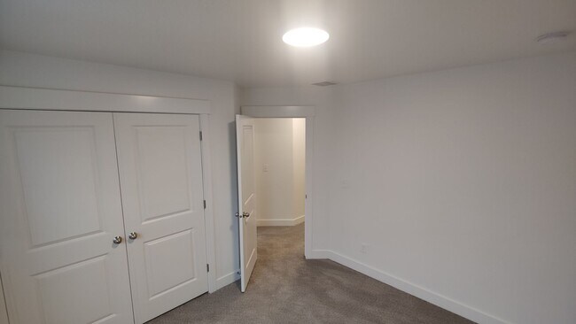 Building Photo - 4 Bed Town Home for Rent in Riverton