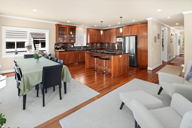 Building Photo - Gorgeous Big Ravenna Home in Seattle