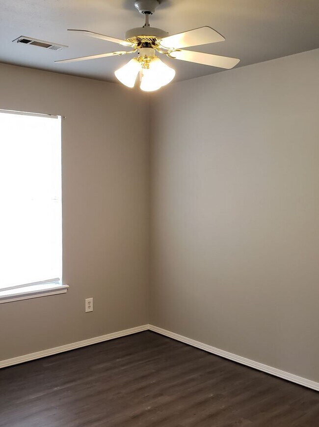 Building Photo - Great 4 Bedroom 2 Bath home and fenced yard!!!