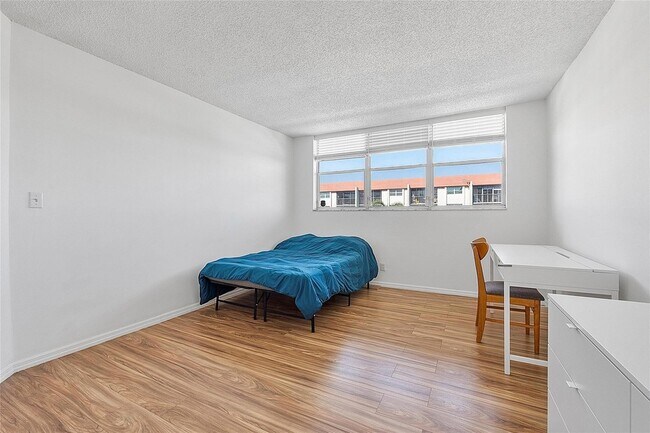 Building Photo - 5300 NE 24th Terrace