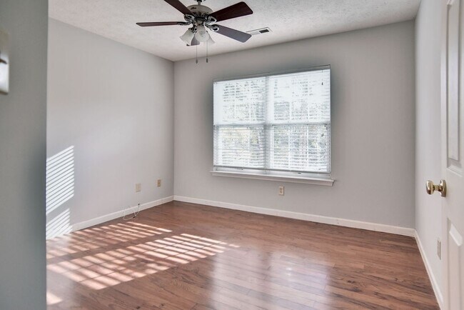 Building Photo - Updated Poquoson Home on Large Lot