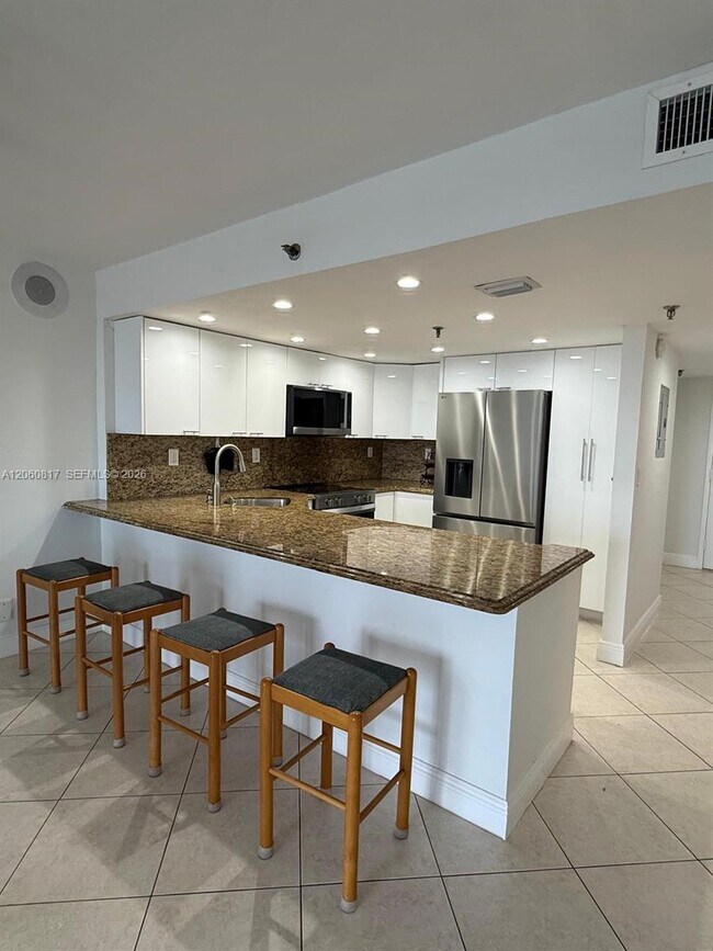 Building Photo - 2625 Collins Ave