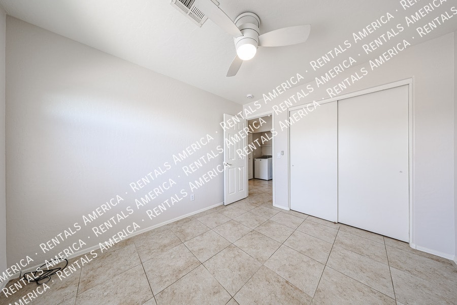 Building Photo - 4819 E Whitehall Dr