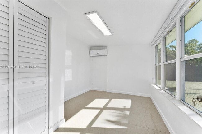 Building Photo - 300 SW 11th Ct