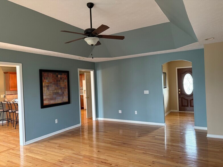 Building Photo - 320 Red Elm Ln