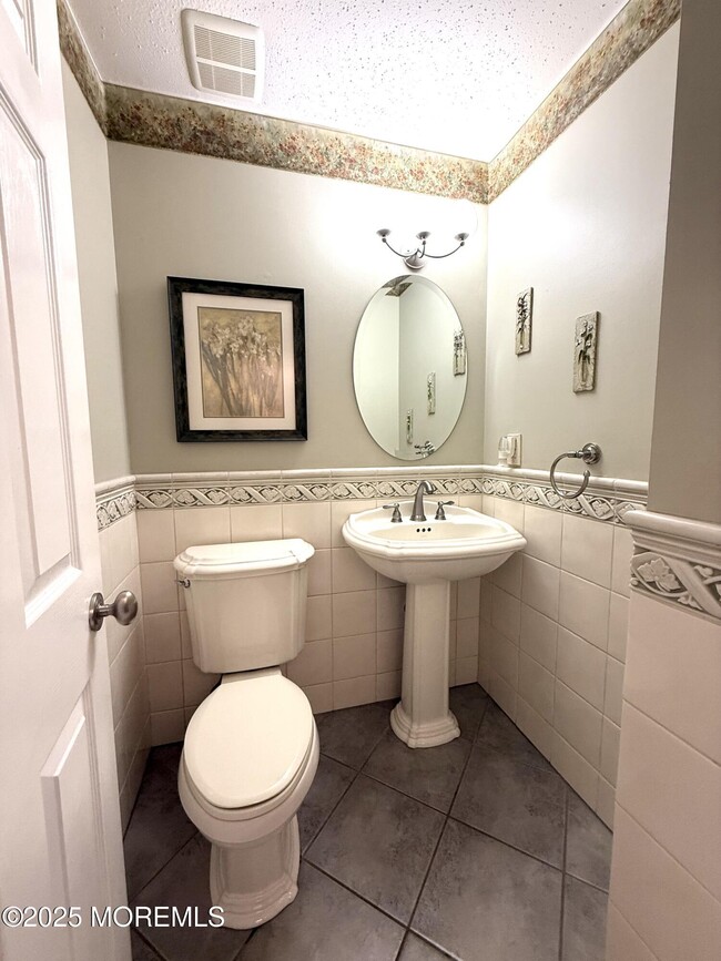 Building Photo - 28 Skylark Ct