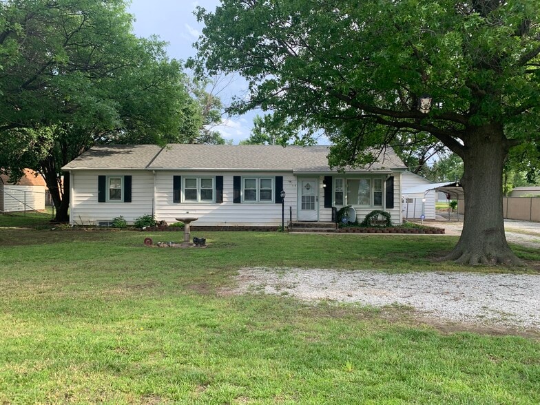 Front of house - 1115 E MacArthur Rd