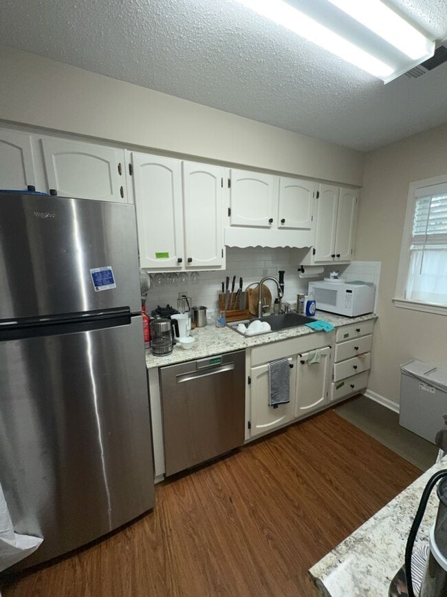 Building Photo - r1423a