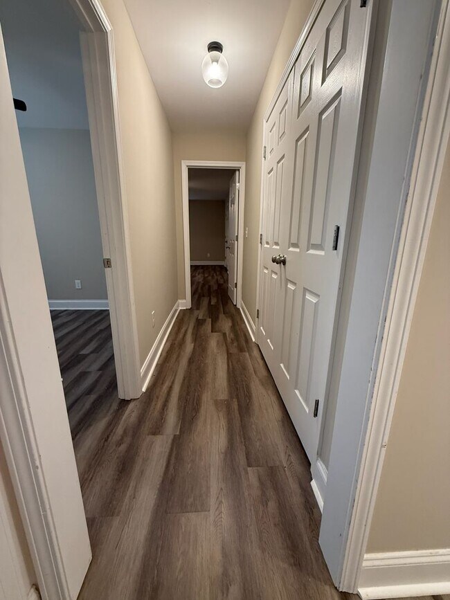 Building Photo - Charming 4 Bedroom Home located in Histori...