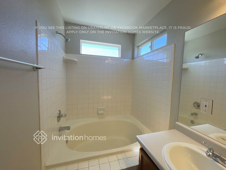 Building Photo - 882 Rancher Dr