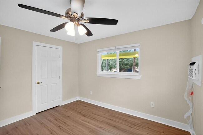 Building Photo - 515 W 8th St