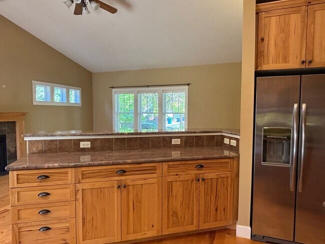 Building Photo - 3 Bed 2 Bath Single level - Fenced Yard-No...